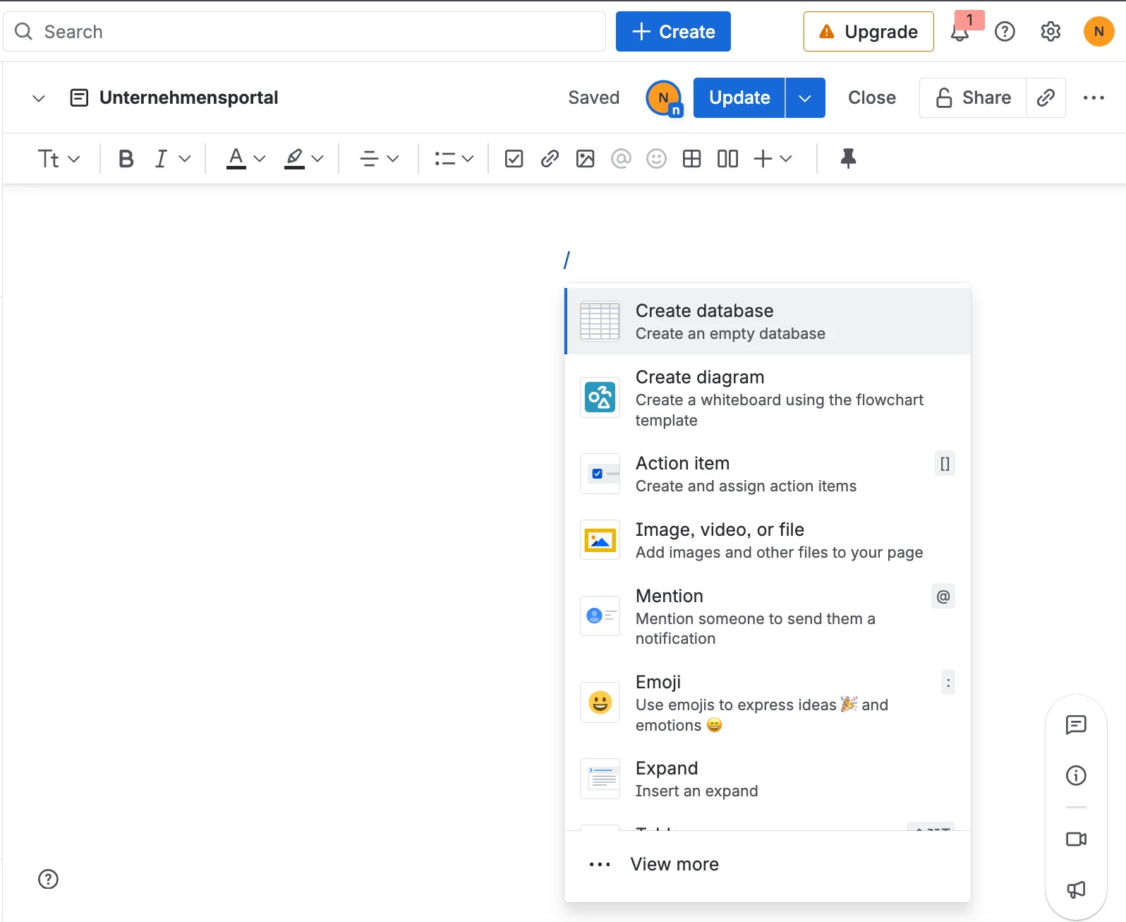 Confluence-Cloud-Editor mit geöffnetem Slash-Menü: Datenbank, Diagramm, Aktionspunkt, Erwähnung